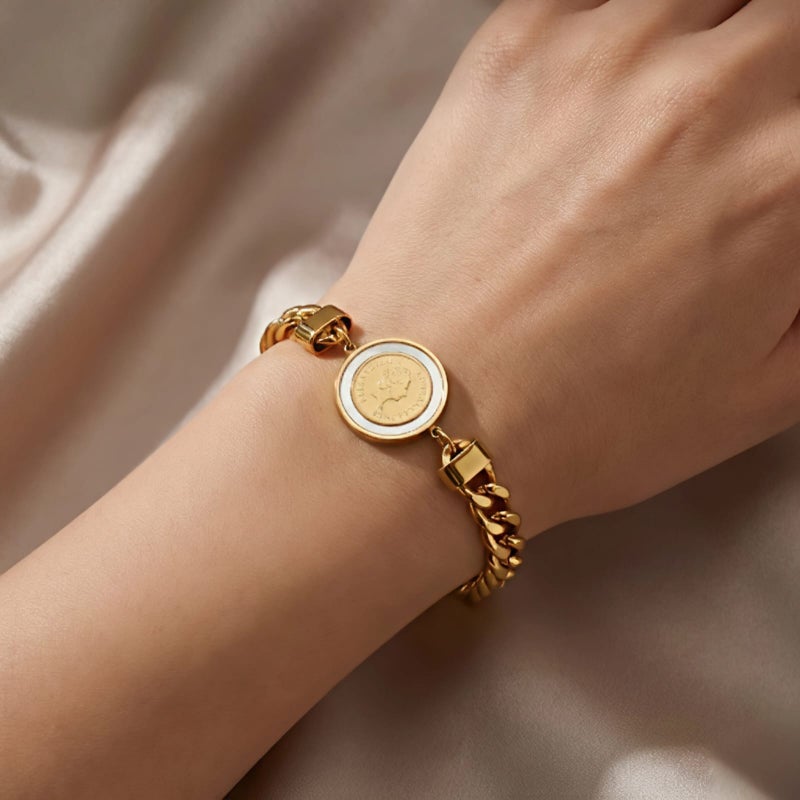 انسيال ذهبي أنيق مصنوع من الستانلس ستيل المقاوم للصدأ، بسلسلة عريضة لامعة، ودلاية دائرية بتصميم عملة مميزة، مع قفل قابل للتعديل ليناسبك. - Image 4